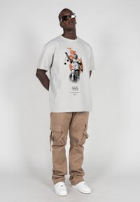 MJ Gonzales JUSTITIA  HEAVY  - T-shirts print - lightasphalt