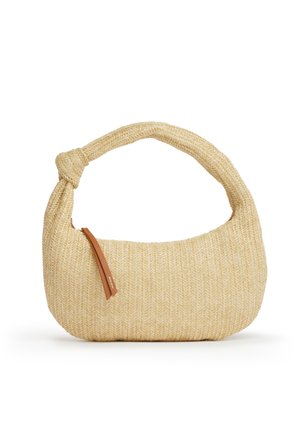 Borsa hobo beige intrecciata con manico spesso annodato e piccolo tiralampo in pelle marrone sul lato.