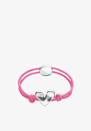 Bracelet double cordon rose avec un pendentif cœur en argent poli et un fermoir rond en argent.