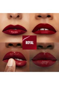 Rouge à lèvres d'un rouge profond présenté sur différentes lèvres, affichant des finitions brillantes et mates avec une texture visible. Le texte centré indique "ROYAL."