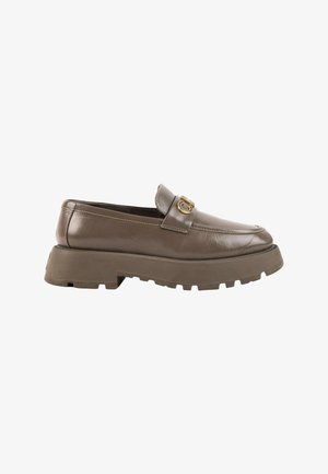 Mocassin en cuir marron avec semelle crantée épaisse et détail de boucle dorée sur la bride au sommet.