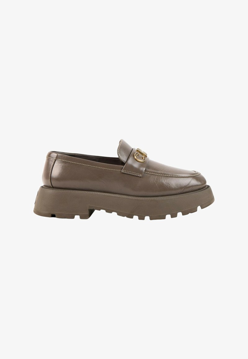 Mocassin en cuir marron avec semelle crantée épaisse et détail de boucle dorée sur la bride au sommet.