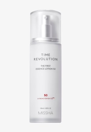 Hvit sylinderformet pumpeflaske merket "Time Revolution The First Essence Lotion 5X" med klar hette, 130 ml, fra merket Missha.
