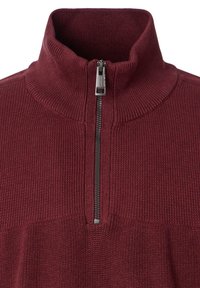 Burgunderfarbener Halbzip-Pullover mit gerippter Textur, hohem Kragen und metallischem Reißverschluss, in einer einfarbigen Ausführung ohne Muster.