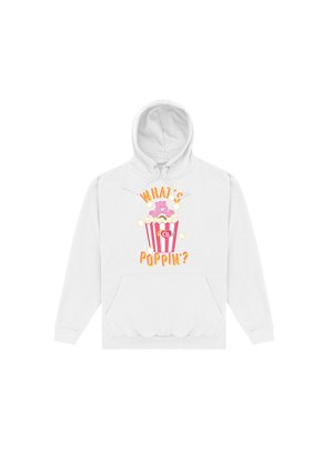 Biała bluza z kapturem z grafiką popcornu oraz różowym misiem i napisem "CO SIEDZI?" w pomarańczowym i żółtym kolorze, umieszczonym nad paskowanym wiaderkiem popcornu.