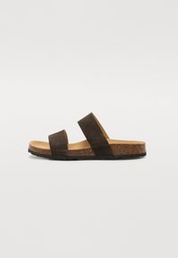 Brune semskede glidesandaler med to brede stropper, naturlig korkfotseng og teksturert gummisåle, som har et flatt, minimalistisk design.