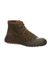 Bottine en daim marron avec embout en cuir arrondi, fermeture à lacets et semelle en caoutchouc noir épaisse avec accents de bande de roulement orange.