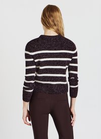 Dunkelvioletter und weiß gestreifter Pullover mit Rundhalsausschnitt und gerippten Bündchen. Sanfte Textur, gekürzter Schnitt und leicht lockere Silhouette.