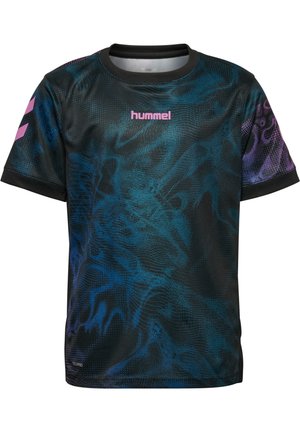Kurzärmeliges Sportshirt mit schwarzem, blauem und lila abstraktem Muster, pinkem Hummel-Logo auf der Brust und pinken Chevron-Streifen am linken Ärmel.