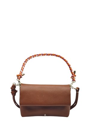 Sac à main en cuir marron avec rabat incurvé, poignée en tissu tressé multicolore et fermoirs en métal doré sur fond blanc.