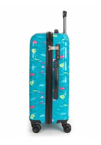 Maletas rígidas de color turquesa vibrante con patrones de peces y medusas. Cuenta con un asa retráctil, cerradura combinada y cuatro ruedas.