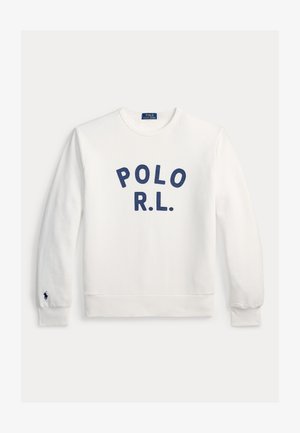 Biała bluza z okrągłym dekoltem z granatowymi literami "POLO R.L." na piersi i małym granatowym logo wyhaftowanym na mankiecie lewej rękawa.