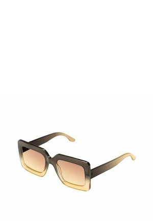 Lunettes de soleil carrées avec une monture en dégradé de marron, présentant une finition lisse et des verres teintés marron clair. Détails sur les branches.