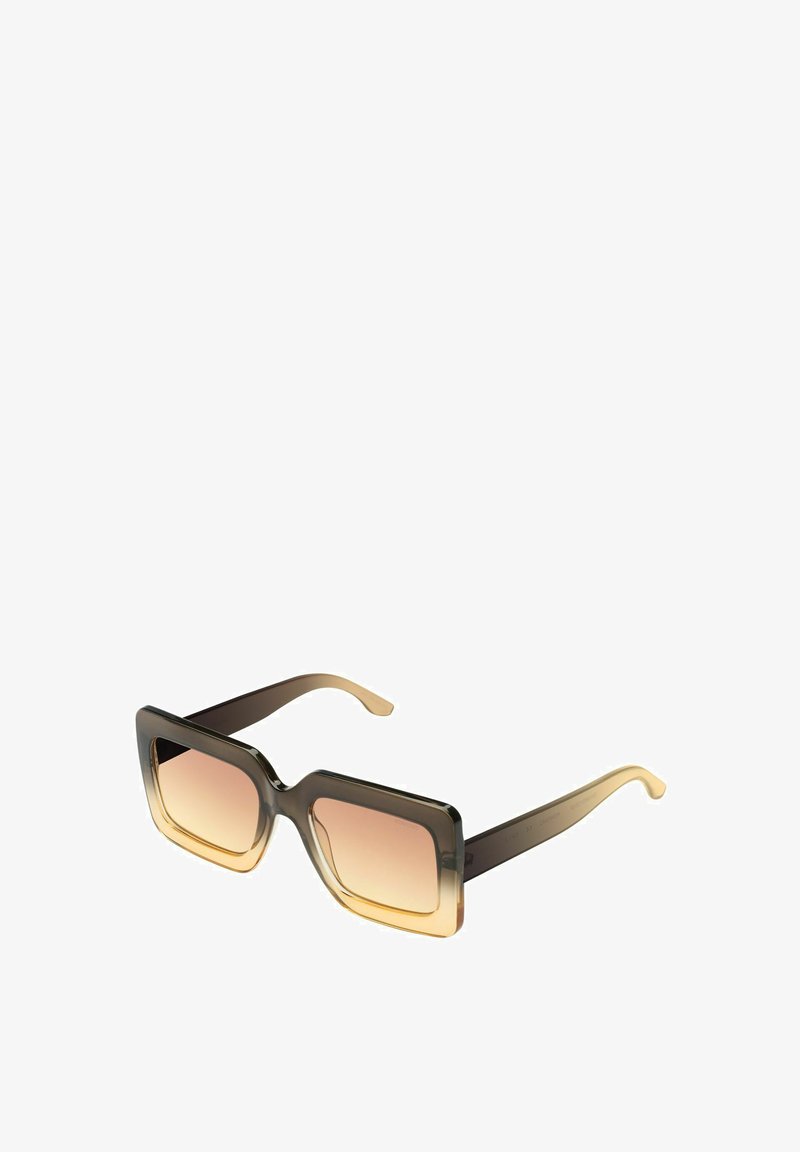 Lunettes de soleil carrées avec une monture en dégradé de marron, présentant une finition lisse et des verres teintés marron clair. Détails sur les branches.