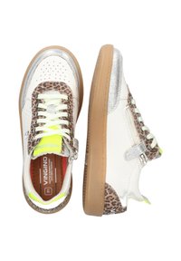 Baskets blanches avec des accents en imprimé léopard, des détails argentés et des lacets jaune fluo. Elles disposent d'une fermeture éclair sur le côté et d'une semelle texturée marron.