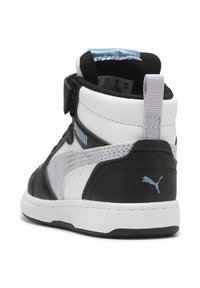 Černobílé vysoké tenisky s koženým povrchem, šedými akcenty, suchým zipem a modrým logem na boku.