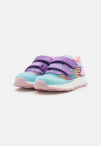 Sneakers per bambini in azzurro chiaro e rosa con cinghie glitterate viola, caratterizzati da un motivo a onde e una suola imbottita.