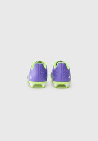 Scarpe da calcio viola con accenti verde neon, tomaia sintetica testurizzata, forma del tallone distintiva e tacchetti bianchi.