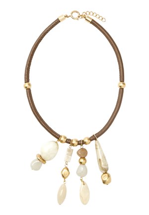 Brązowy skórzany naszyjnik z złotymi koralikami i pięcioma różnorodnymi beżowo-złotymi kamiennymi zawieszkami zwisającymi z przodu.
