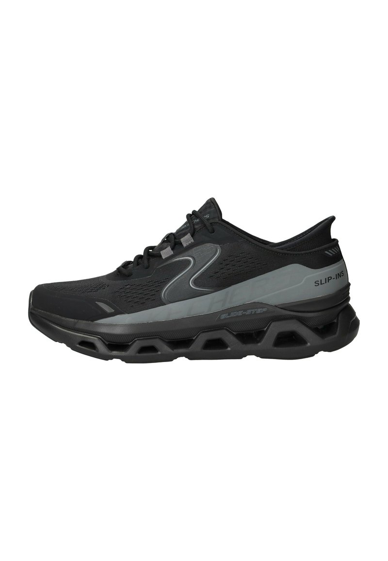 Scarpa sportiva nera con tomaia testurizzata, caratterizzata da accenti grigi. Design leggero con suola spessa e ammortizzata e chiusura con lacci.