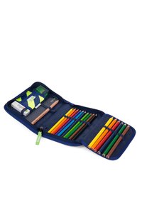 Gezipte etui in marineblau stof, met meerdere compartimenten gevuld met kleurpotloden, een gum, een liniaal en levendige pasteltinten.