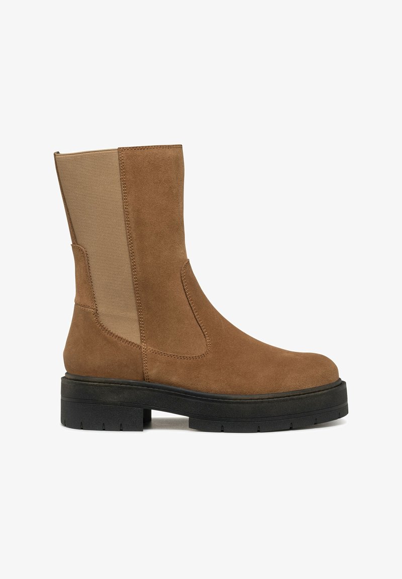 Bottines en suède marron avec panneaux latéraux élastiques, bout arrondi, et semelle épaisse en caoutchouc noir. Texture lisse avec une finition mate.
