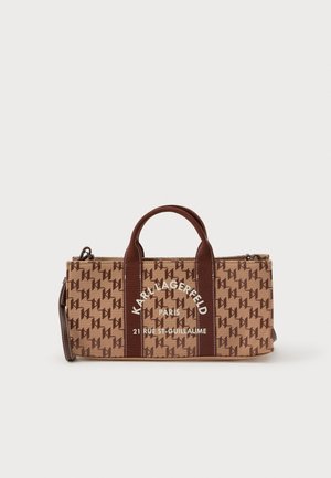 Καμβάς τσάντα χειρός με καφέ μονογράμματα, διαθέτει διπλούς χειρολαβές και κλείσιμο με φερμουάρ. Διακοσμημένη με λευκό κείμενο και σκούρες καφέ λωρίδες.