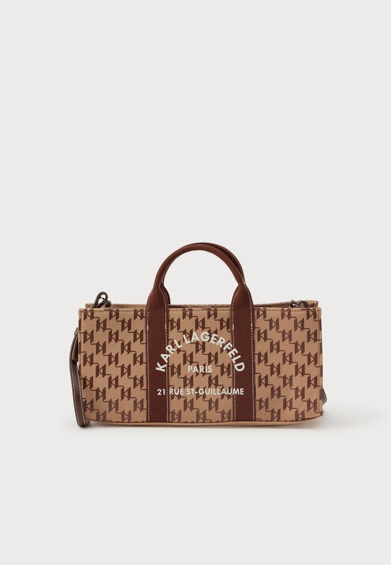 Torba płócienna z brązowym wzorem monogramu, z podwójnymi uchwytami i zamknięciem na zamek. Udekorowana białym tekstem i ciemnobrązowymi paskami.