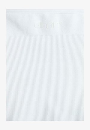 Hvid ribbet stof med en subtil tekstur. Udstyret med et svagt præget logo øverst, der fremhæver et slankt og minimalistisk design.
