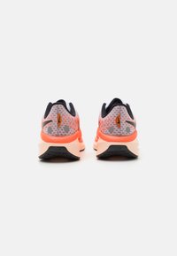 Nike Performance VOMERO 17 - Utcai futócipők - white/black/light wild mango/crimson tint/dark russet/metallic silver