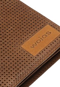 Bruine leren portemonnee met een geperforeerde textuur en een tan leren accent. Heeft een rechthoekige vorm en een debossed logo op het accent.