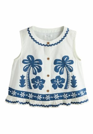 Biała bluzka bez rękawów z niebieskimi haftowanymi palmami, kwiatami, zapinana z przodu na guziki, z falowanym dołem i okrągłą lamówką przy dekolcie.