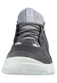 Grau atletischer Schuh mit einem Obermaterial aus Leder und Mesh, flachen Schnürsenkeln, gepolsterter Zunge und einer weißen Gummisohle mit strukturiertem Griff.