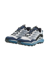 Trail schoenen in wit mesh en marineblauw suede met zwarte en blauwe accenten. Kenmerkt zich door een gestructureerde zool en een duurzaam vetersysteem voor stabiliteit.