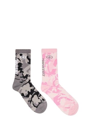 Páros zokni absztrakt terepmintával, egyik szürke és fekete, a másik rózsaszín és fehér, mindkettőn egy kerek logó a felső résznél.