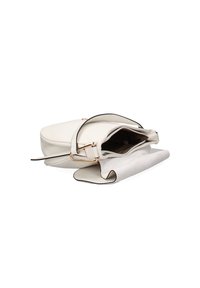Borsa a mano in pelle bianca con una forma strutturata, accessori in oro e una tracolla rimovibile. La parte superiore aperta rivela un ampio interno.