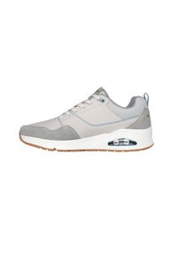 Zapatilla con parte superior de cuero y malla en gris claro, diseño perforado, toques de ante, media suela blanca y unidad de aire visible. Suela de goma.