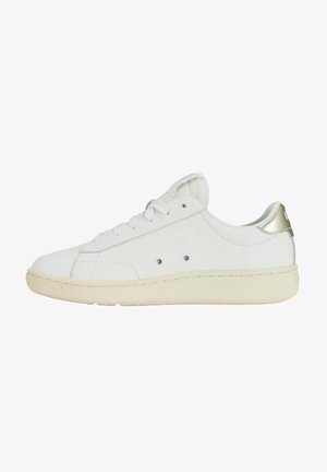 Weiße Leder-Sneaker mit einer strukturierten cremefarbenen Sohle, flachen Schnürsenkeln, dezenten Nähdetails und einem metallisch goldenen Akzent an der Ferse.