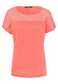 Korallfärgad stickad topp med korta ärmar och en strukturerad meshpanel över axlarna. Rund halsringning, avslappnad passform och logotypdetalj i fållen.
