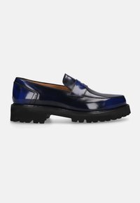 Mocassini in pelle verniciata blu navy con suola in gomma nera spessa. Presentano una finitura liscia e dettagli cuciti sulla parte superiore.