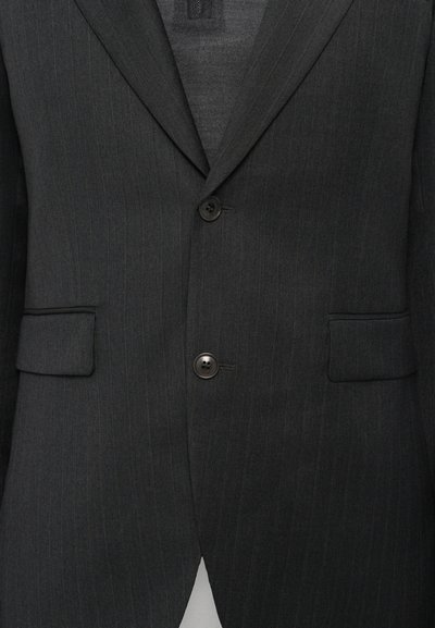 Sacou tailored de culoare gri închis, cu dungi verticale fine, design structurat, două buzunare frontale și închidere cu două butoane. Textură de țesătură netedă.