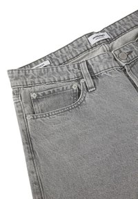 Jeans de denim gris con una ligera textura, que presentan un cierre de botón y cremallera, bolsillos frontales y detalles de costura en las costuras.