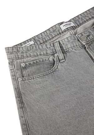 Grijze denim jeans met een lichte textuur, voorzien van een knoop- en ritssluiting, voren zakken en gestikte details op de naden.