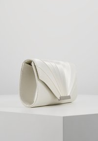 Pochette blanche en cuir lisse avec un détail en satin plissé à l'avant, dotée d'un fermoir en métal argenté et d'une forme rectangulaire.