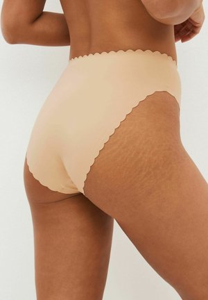 Béžové kalhotky s vysokým pasem a vlnkovaným okrajem, vyrobené z hladkého, lehkého materiálu, s bezšvým designem a jemnou texturou.