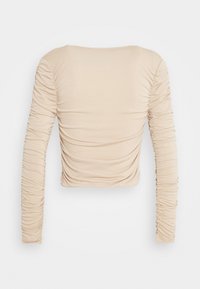 Světle béžový dlouhý rukáv top s řasením na rukávech a těle, s širokým čtvercovým výstřihem a zkráceným střihem.