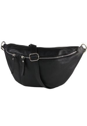 Zwarte leren tas met een gebogen vorm, voorzien van zilveren ritssluitingen en hardware. Inclusief een verstelbare schouderriem en twee voorzakken met rits.