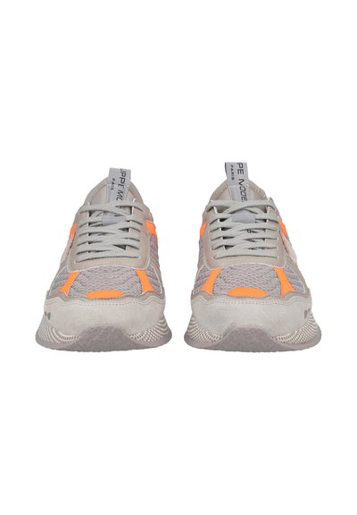 Jasnoszare sneakersy z pomarańczowymi akcentami, wykonane z siateczki i zamszu, z zaokrąglonym noskiem i płaskimi sznurówkami. Teksturowana gumowa podeszwa.