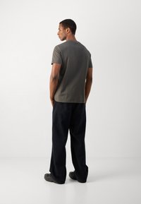 Antony Morato REGULAR FIT WITH MATT AND FLOCK - Tricou cu imprimeu - green