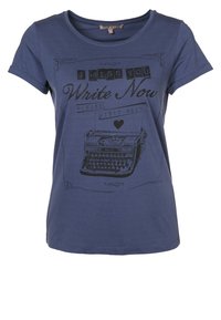 Modré bavlněné tričko s krátkými rukávy, s černými potiskem zobrazuje psací stroj a text: "Teď mi chybíš, prosím, brzy přijď."